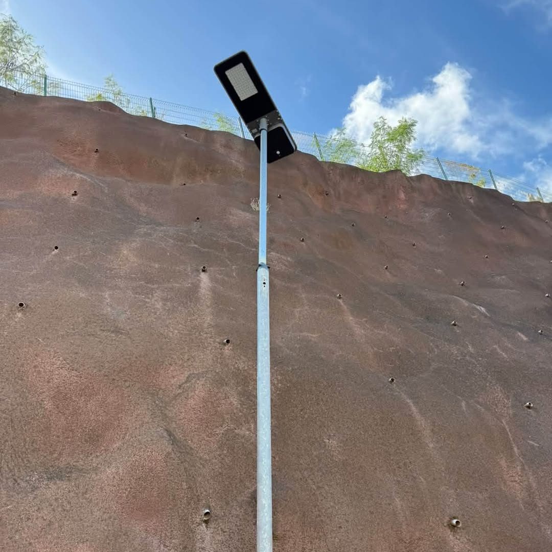 Lampadaire solaire en haut d'un talus