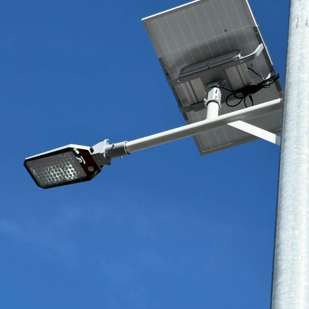 Panneau solaire et lanterne LED sur crosse